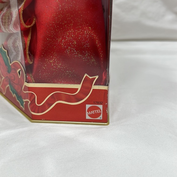 Happy Holidays Barbie - Picture 5 of 11